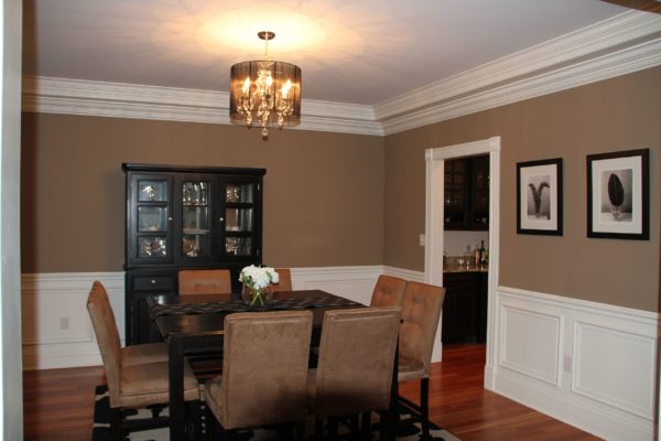 Single crown molding in a Dining Room with wainscoting